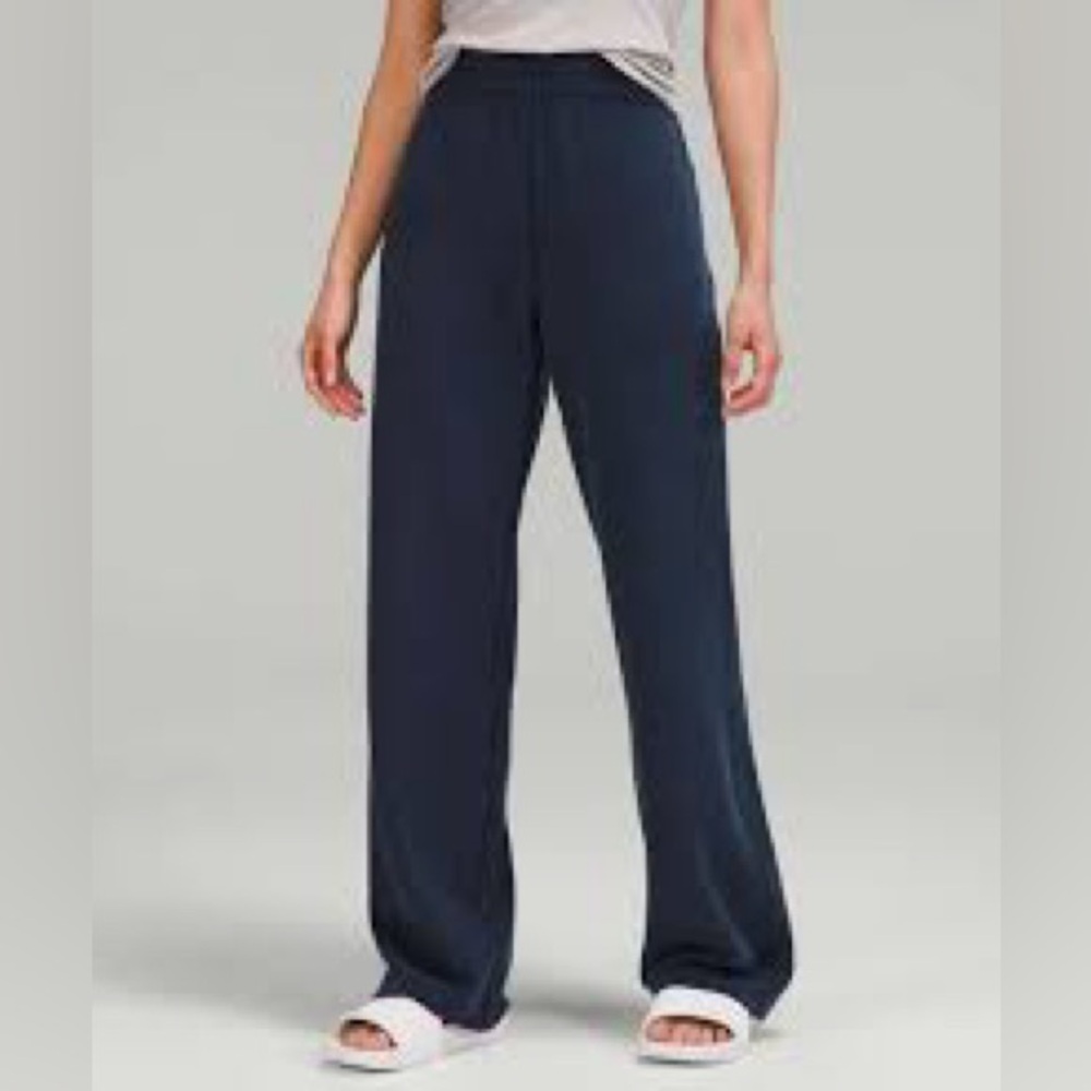 Lululemon Softstreme High-Rise Pant
True Navy Size：0 NWT